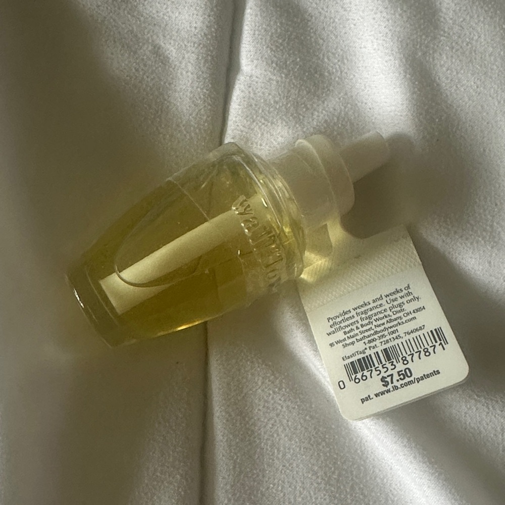 Bath & Body Works Wallflowers Refill - Yellow Clear Fragrance - Picture 2 of 2